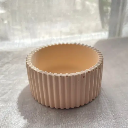 pot-a-cannele-en-jesmonite-couleur-beige