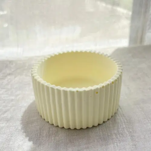 pot-a-cannele-en-jesmonite-couleur-vanille